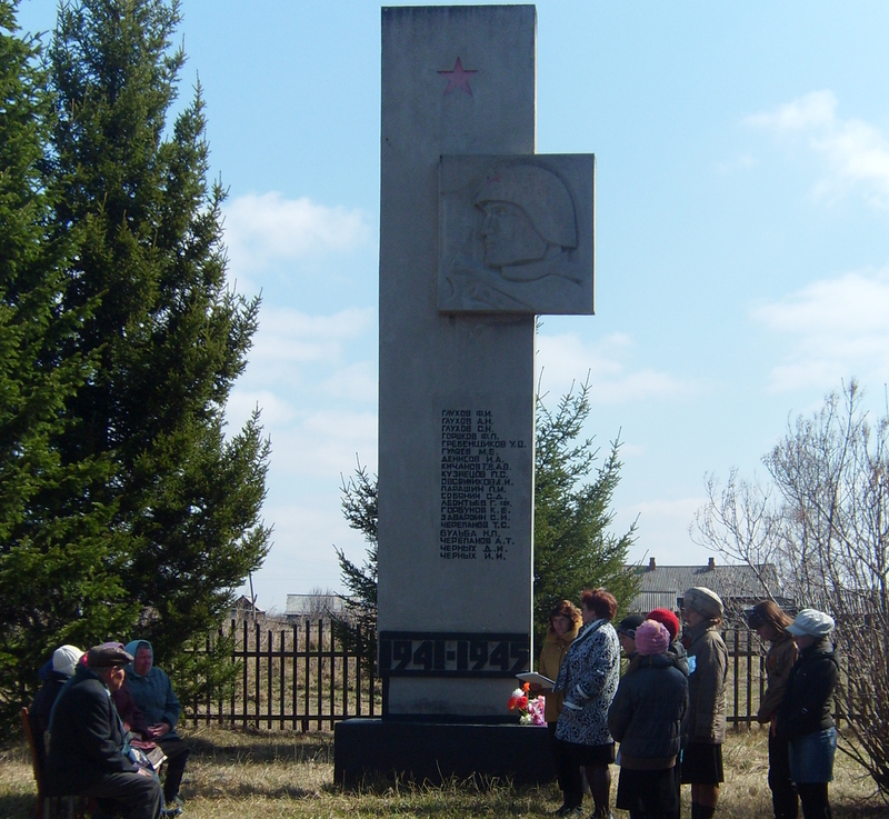 Мемориальный комплекс: Памятник воинам, погибшим в ВОВ.